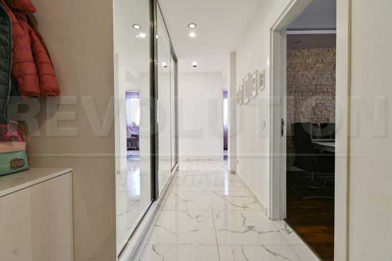 three-bedroom apartment image 70423