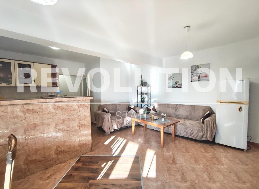 Two-bedroom apartment in the Mladezhki Hill area