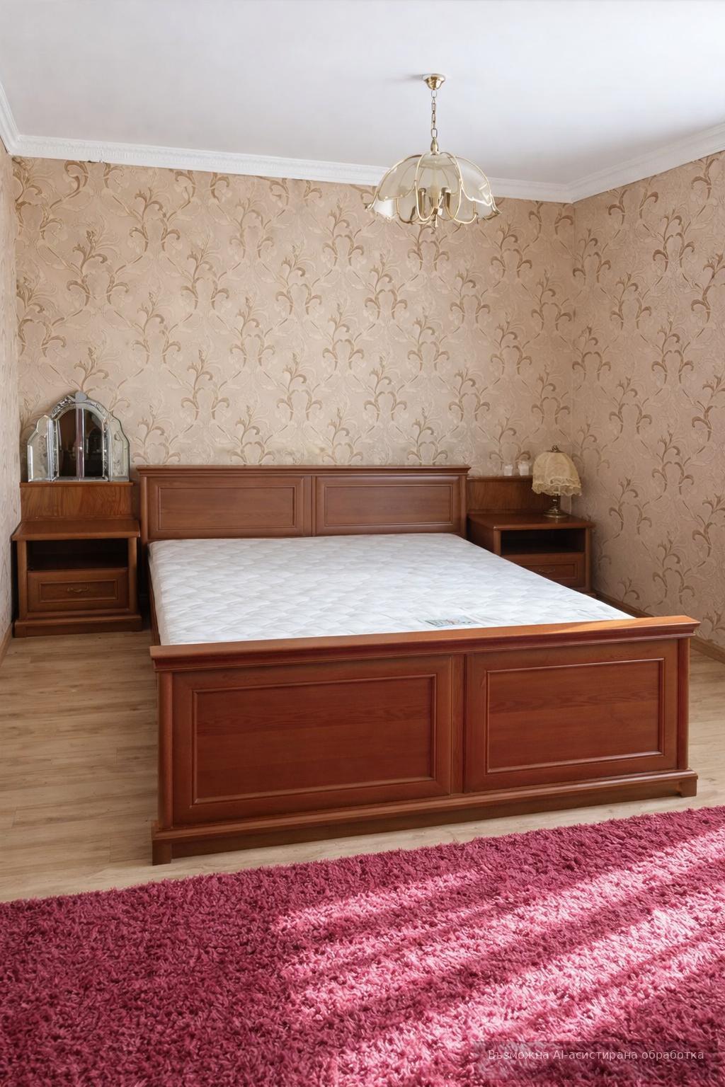 Three-room apartment in the very center image 3
