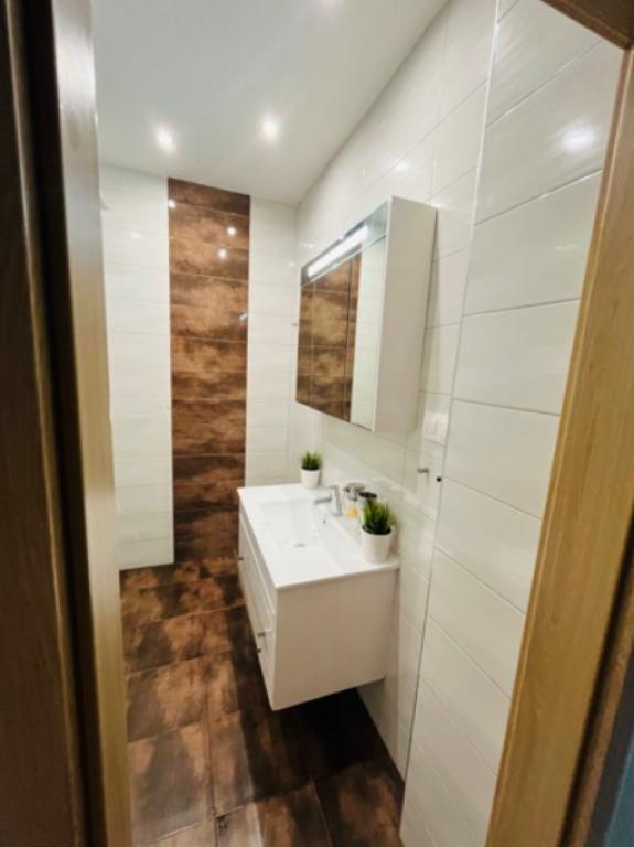 Three bedroom apartment image 47646