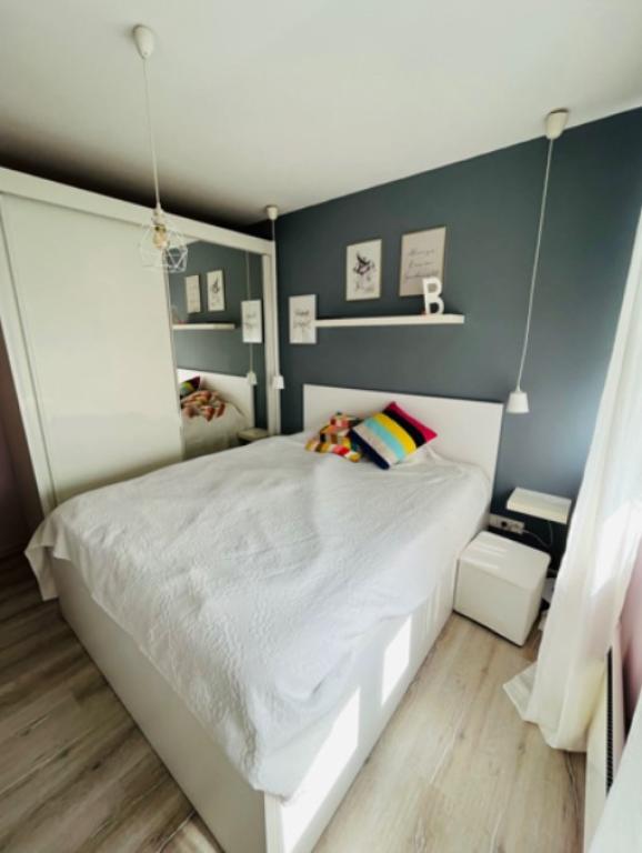 Three bedroom apartment image 47640