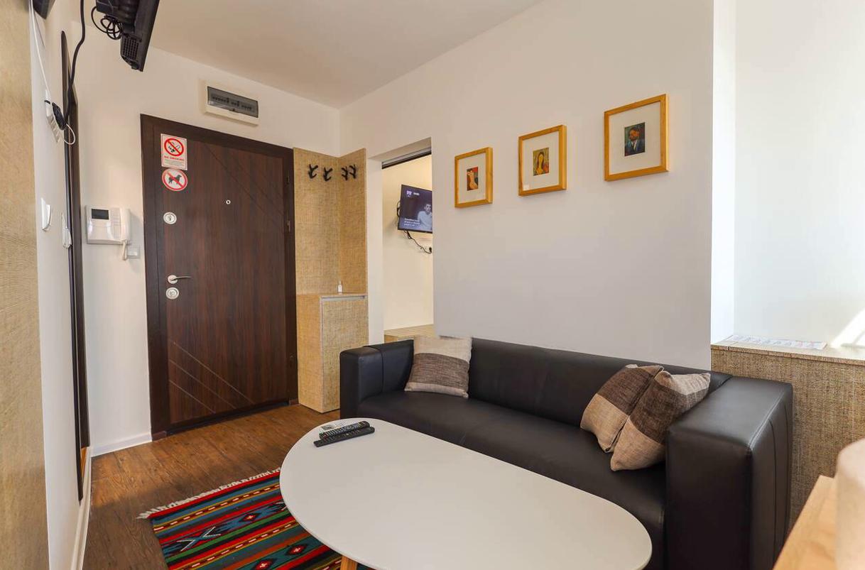 One-bedroom apartment in the prime city center – includes parking space, building maintenance fees, internet, and TV!