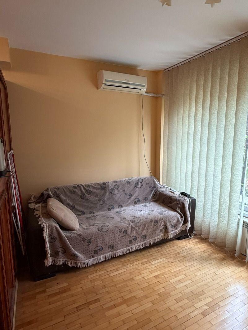 one-bedroom apartment image 2