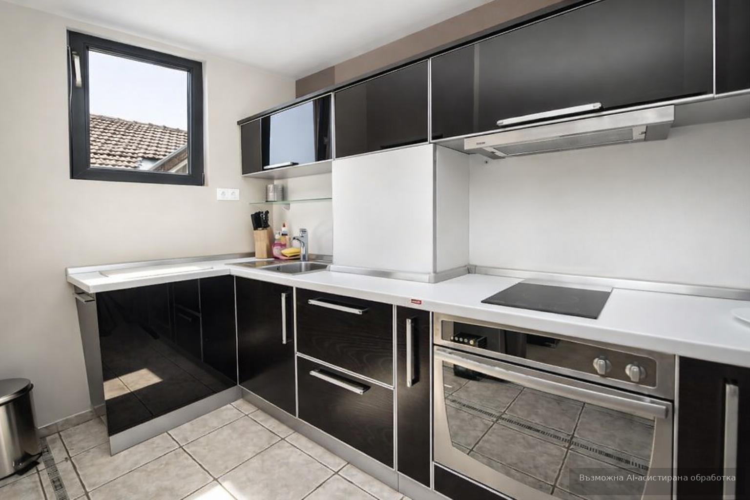 Three-room apartment in the prime city center image 3