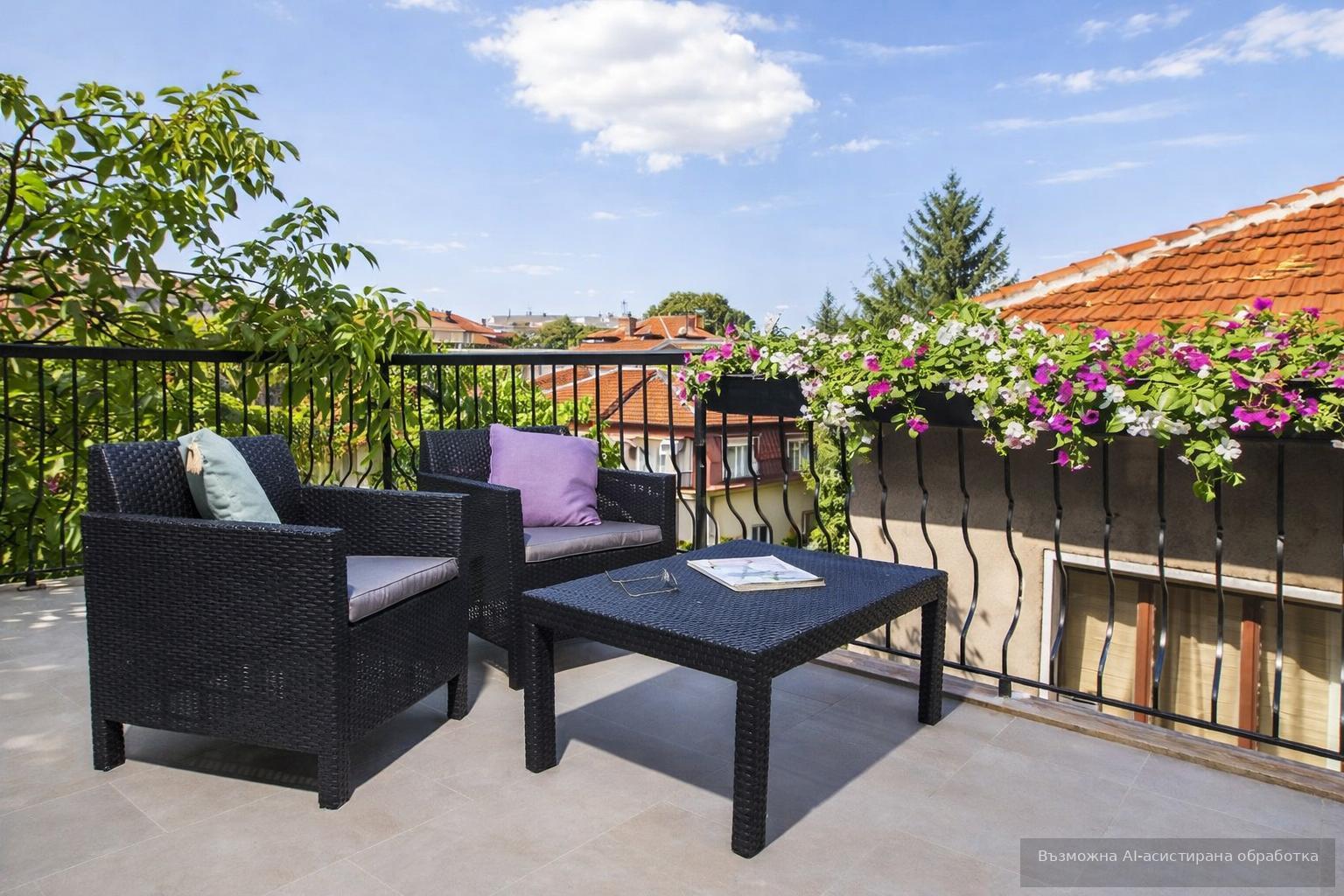 Three-room apartment in the prime city center image 9