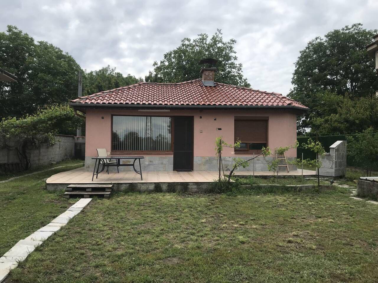 Detached house in the village of Zlatitrap