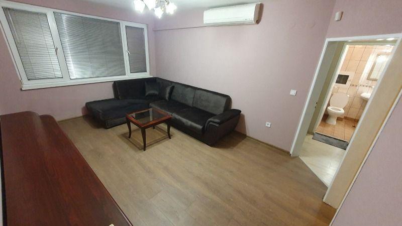 Двустаен апартамент в ж.к. Зона Б-18. снимка 2