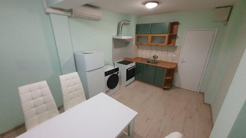 Двустаен апартамент в ж.к. Зона Б-18. снимка 3