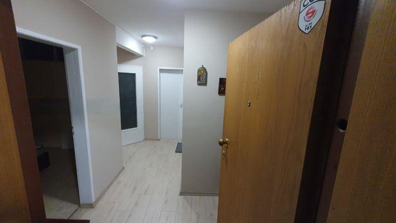 Двустаен апартамент в ж.к. Зона Б-18. снимка 7