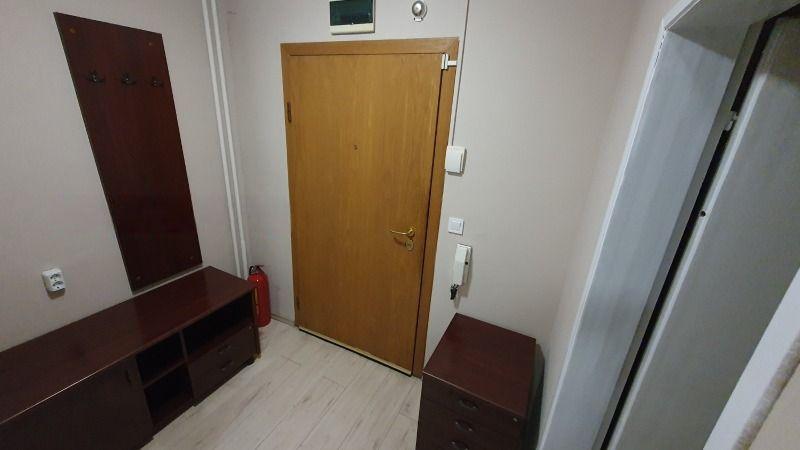Двустаен апартамент в ж.к. Зона Б-18. снимка 8