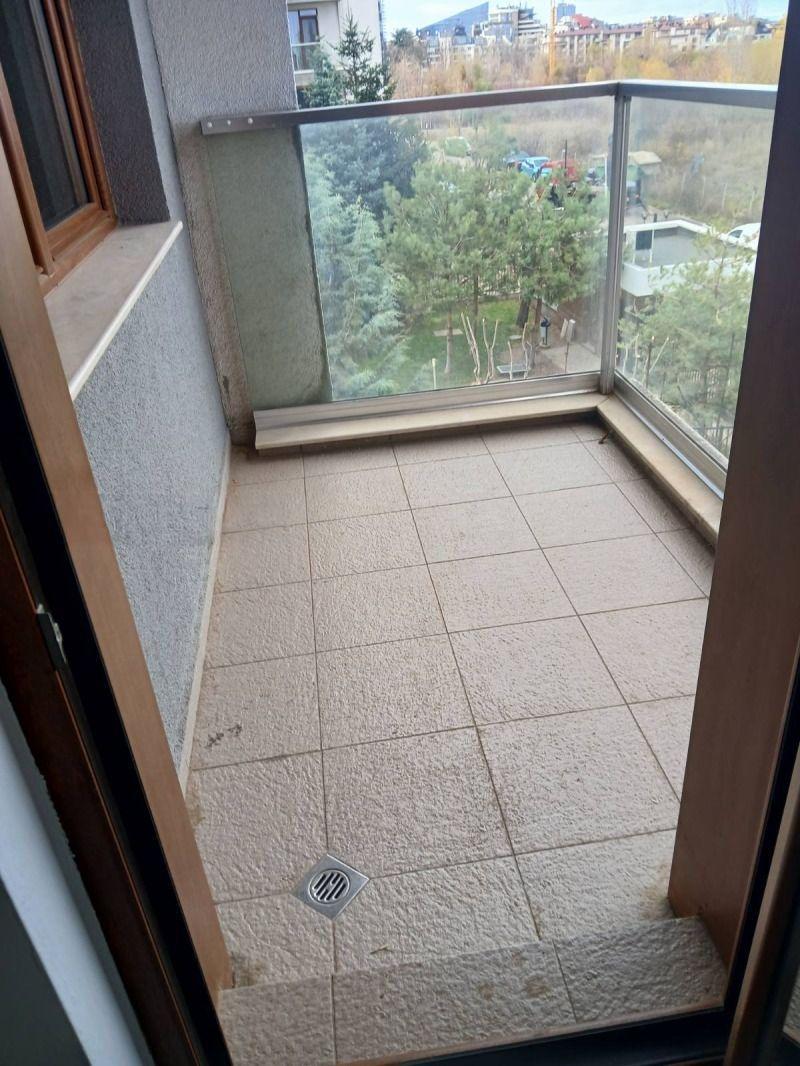one-bedroom apartment image 9
