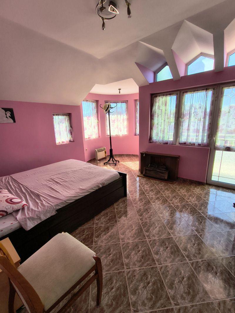 Revolution Estate Presents a Floor of a House in Sofia, Moderno Predgradie image 1