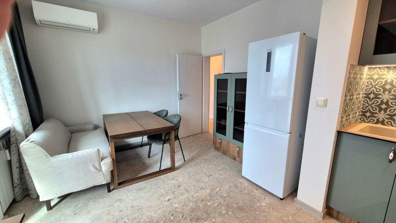 one-bedroom apartment image 8