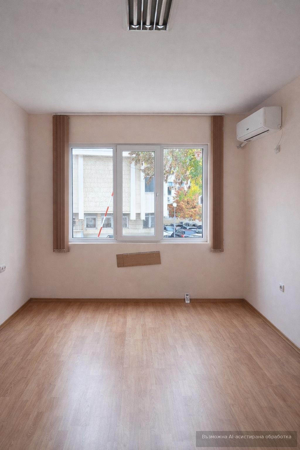 Floor of a house in the Center area / WITH A YARD!