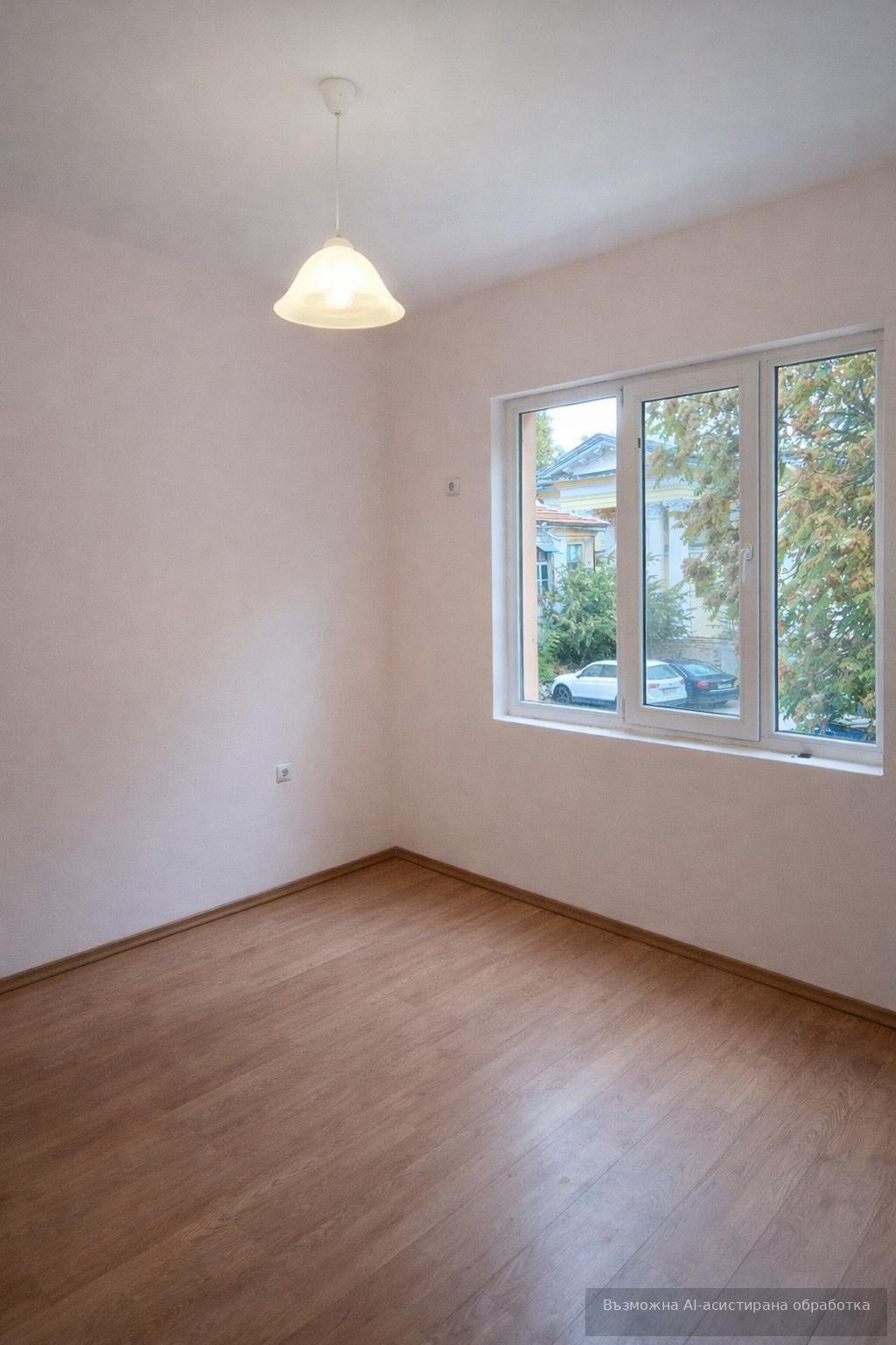 Floor of a house in the Center area / WITH A YARD! image 2